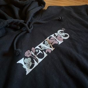 Oversized Drop-Shoulder Levi’s Hoodie with Floral Logo Design